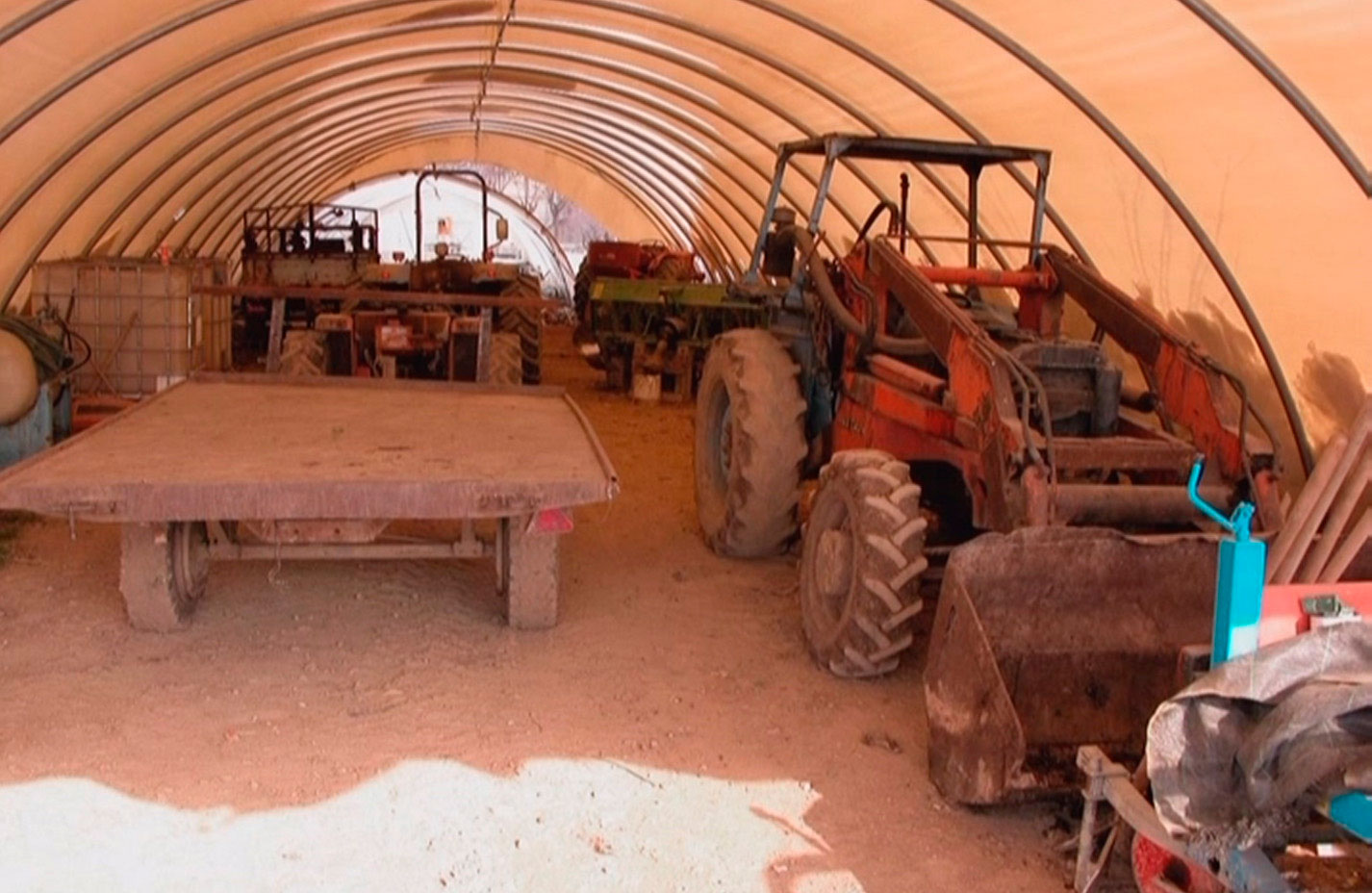 trattori e utensili agricoli idonei alla coltivazione e alla filosofia della cooperativa aretè